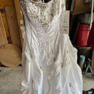 Beautiful brand new wedding dress